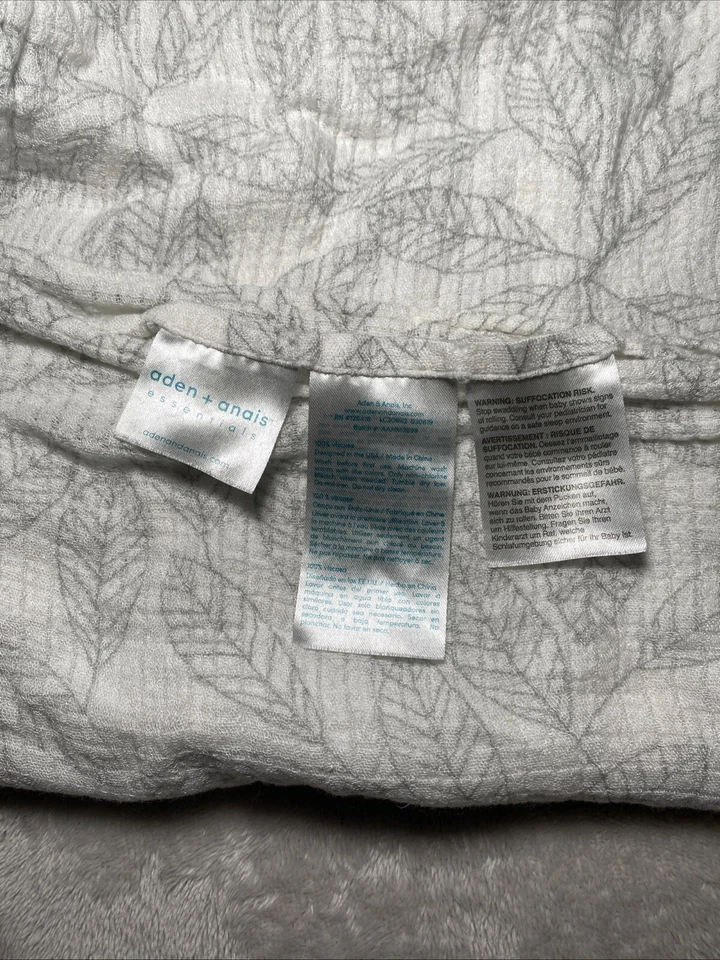 Manta de bebé Aden + Anais hojas grises suave blanco viscosa envoltura Lovey 44"x44" Foto 3 de 4