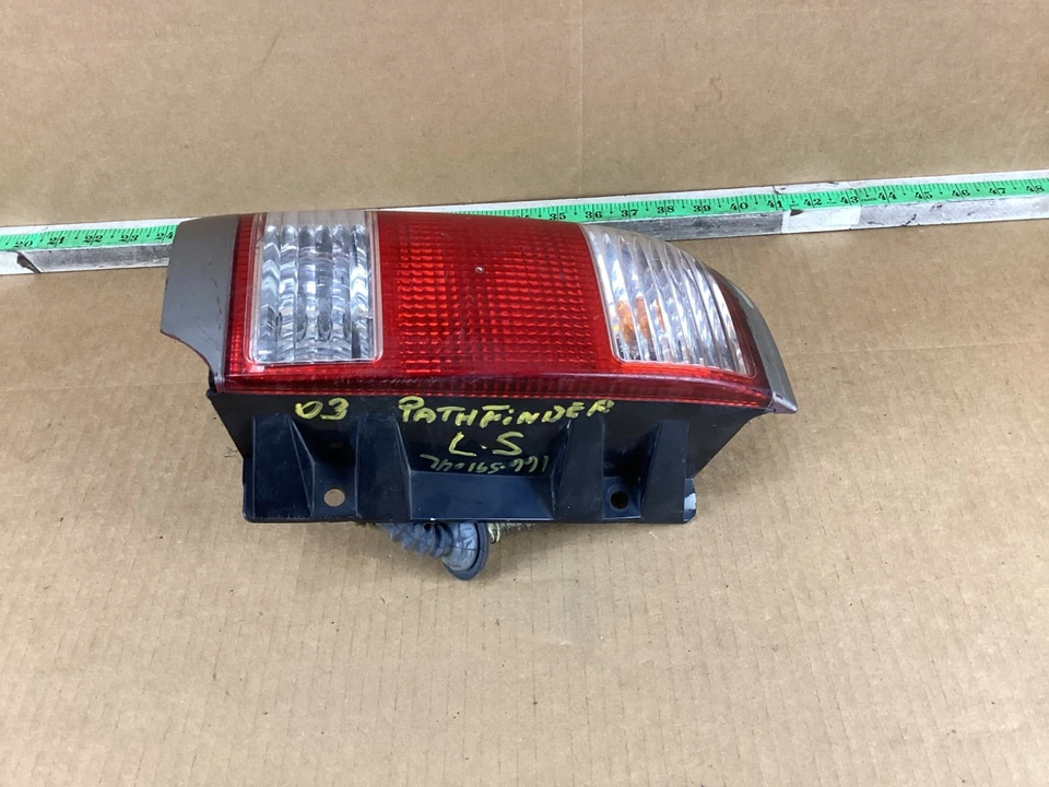 Luz trasera izquierda Nissan Pathfinder 1999-2004 montada en cuarto OEM Foto 3 de 4