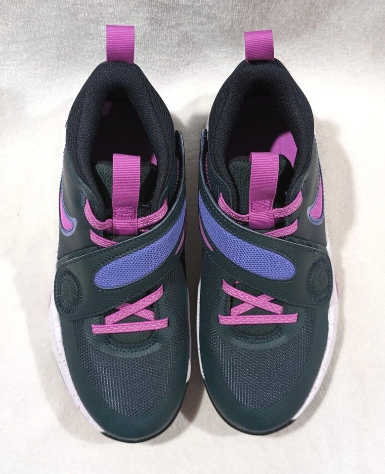 Tenis para niñas Nike Team Hustle D 11 (GS) Deep Jungle/Fucsia - talla 5Y NWB Foto 2 de 4