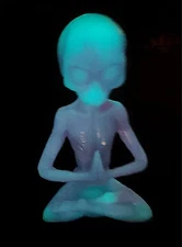5.7" Awesome Purple Glow In The Dark Meditating Resin Alien Yoga UFO Area 51