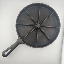 VINTAGE 9" CAST IRON CORN BREAD SKILLET WITH 8 SECTIONS/SLICES MADE IN USA