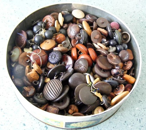 TIN OF 330 VINTAGE LEATHER & LEATHER LOOK BUTTONS + SOME WOODEN BUTTONS - Imagen 2 de 4