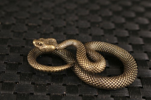 Antiguo colgante chino bronce fundido a mano estatua de serpiente coleccionable netsuke - Imagen 2 de 5