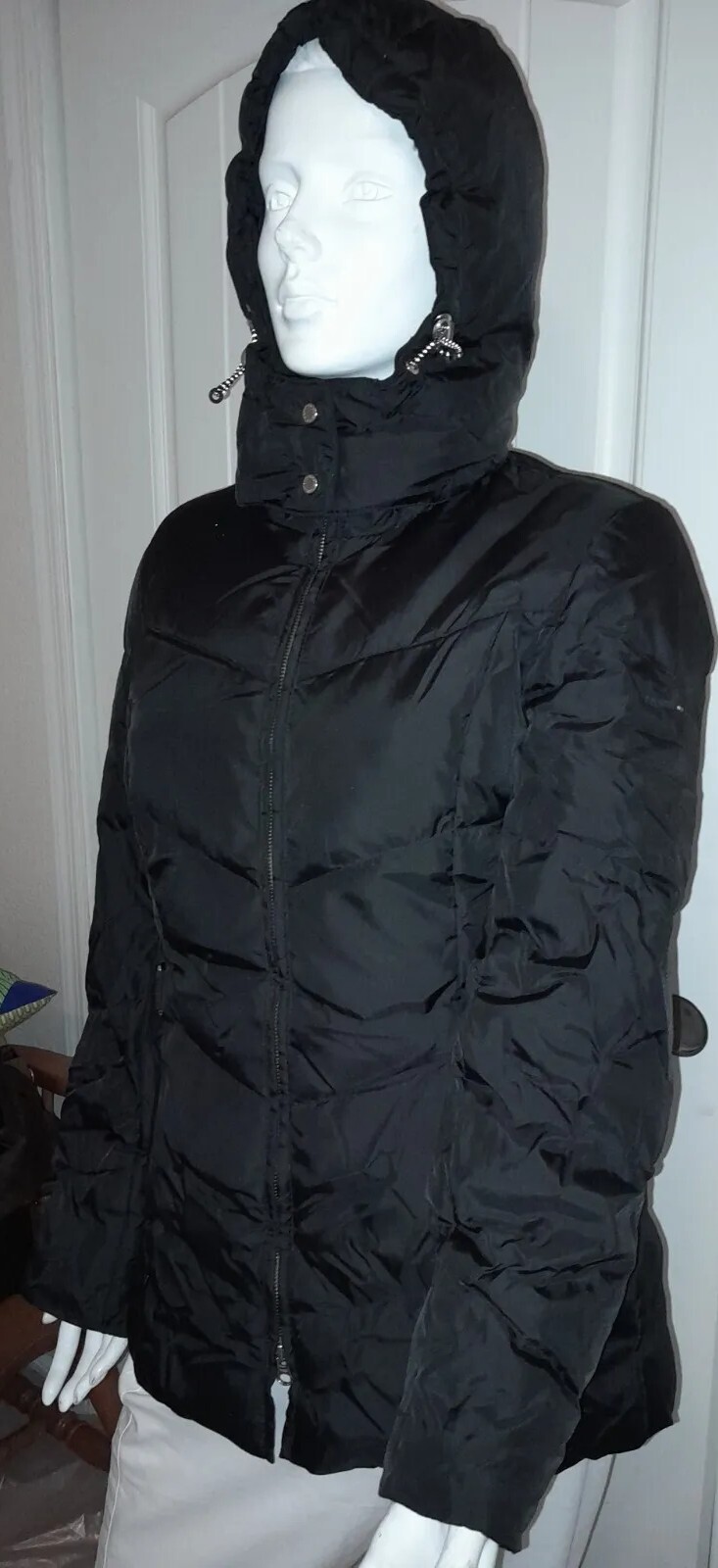 Tommy Hilfiger ladies black down jacket with hood Excellent! Size medium image 4