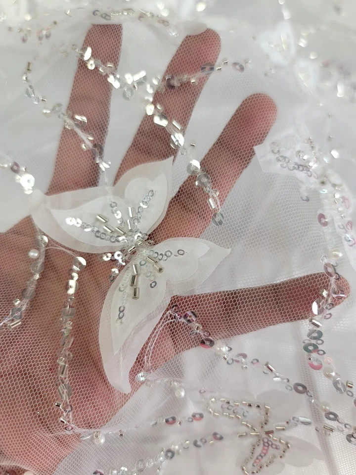 Tela de encaje de malla con diseño de mariposa blanca 3d por yarda lentejuelas de malla bordada  Foto 3 de 4