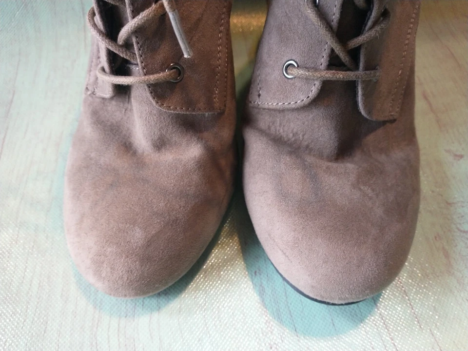 Botines Charlotte Russe de gamuza tostada con cuña para mujer talla 5,5? Foto 2 de 4