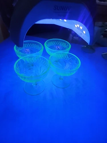 4 Vintage US Glass Depression Sherbet Dessert Cups Bowl Cross Hatch Uranium