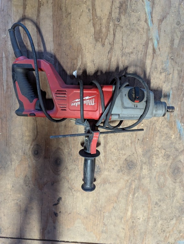 Milwaukee 5262-21   8 Amp Corded 1 in. SDS Plus Rotary Hammer **broken chuck**