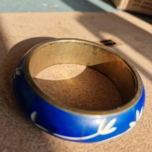 RARE Vtg Brass Lined Carved Flowers Dyed Blue Bovine Bone Bangle Bracelet Retro - Picture 7 of 10