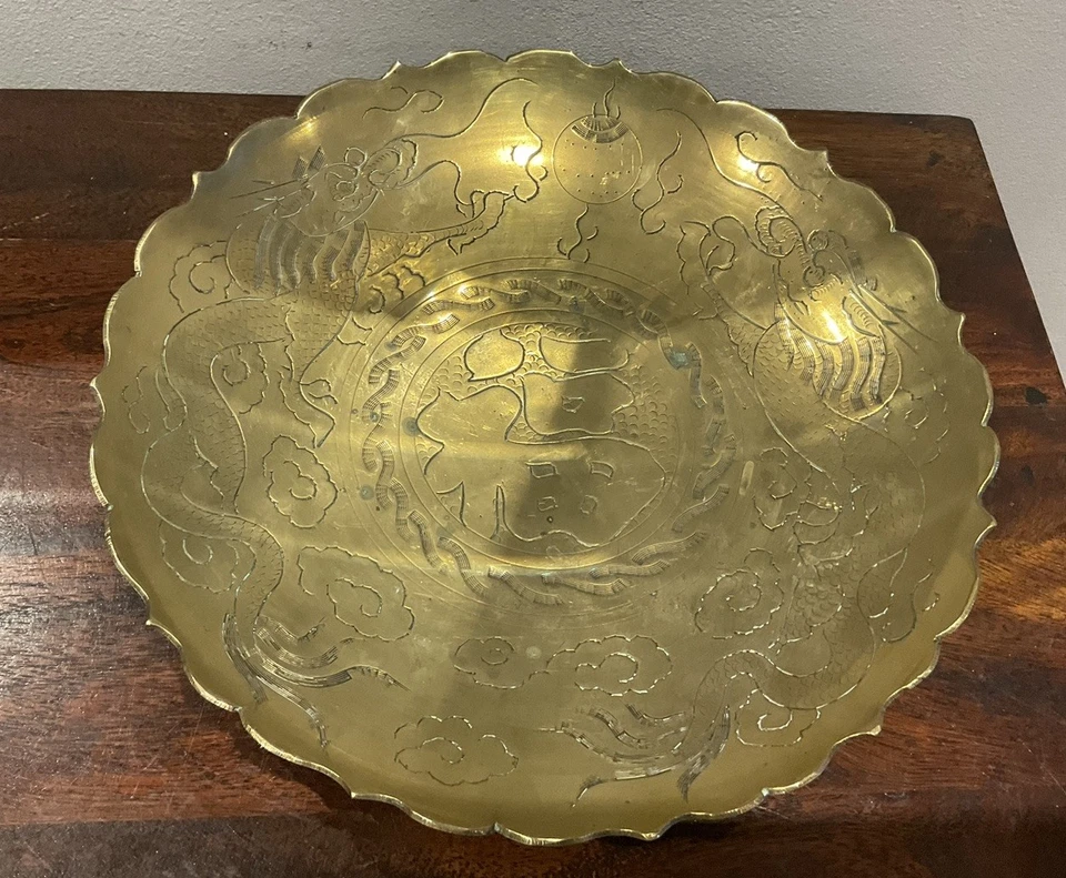 Precioso cuenco de latón grabado dragón chino vintage borde festoneado Foto 2 de 4