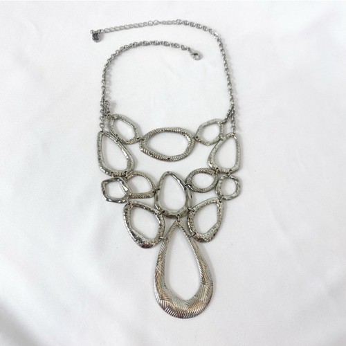 "Collar Erica Lyons EL 20"" tono plata llamativo geométrico" - Imagen 3 de 13