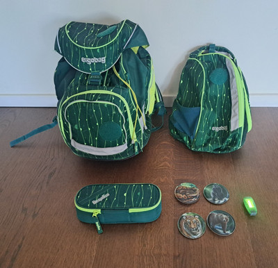 Ergobag Schulrucksack - Set inkl. Sportbeutel, 4 Dschungel-Kletties und Mäppchen