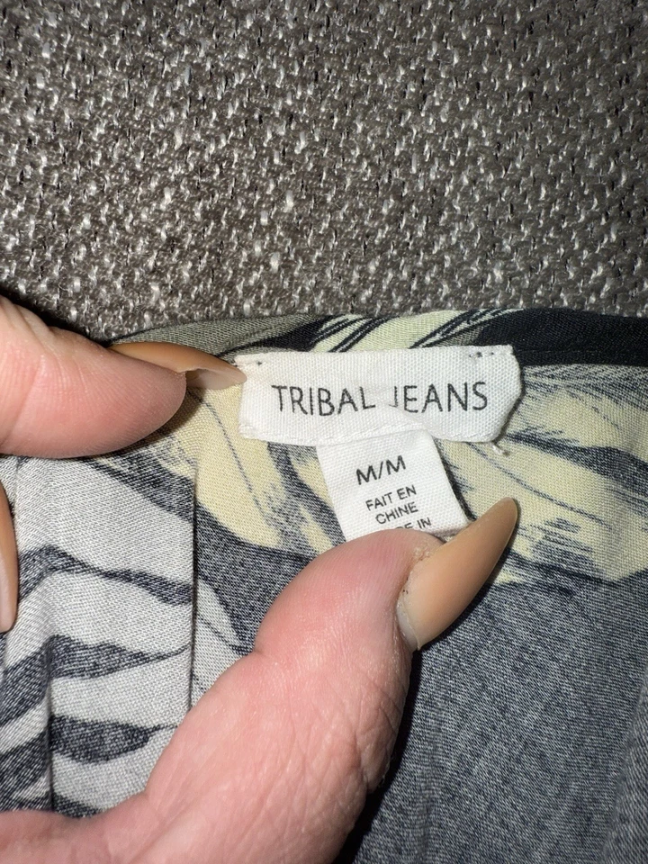 Camiseta sin mangas Tribal Jeans pequeña estampado de selva tropical cuello en V Foto 2 de 3