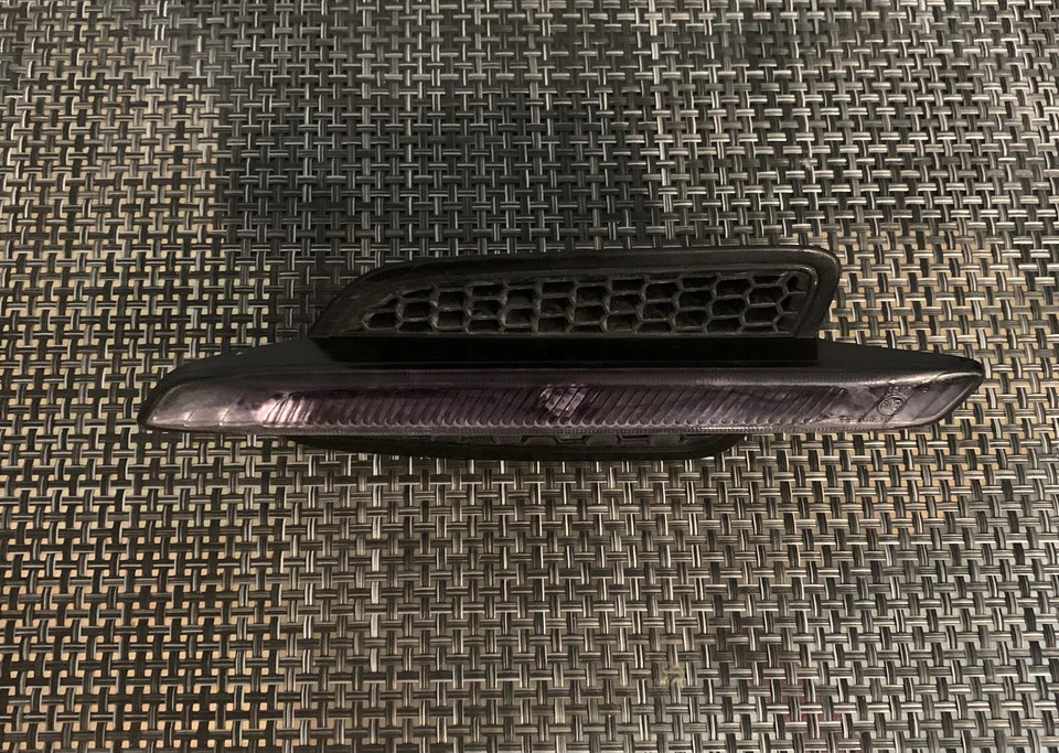 Pontiac G8 GT GXP 2008 2009 guardabarros derecho pasajero señal de giro luz marcadora usada GM Foto 2 de 4