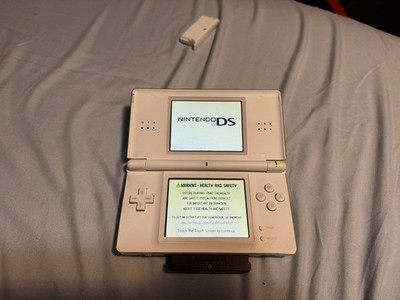 Nintendo DS Lite Handheld Console - Polar White works great comes with charger
