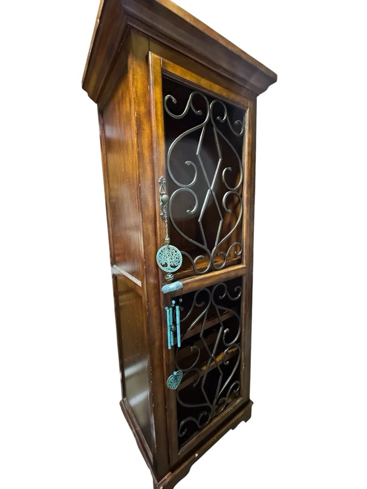 Armario de vino de madera maciza estilo toscano con puerta de filigrana de hierro forjado Foto 2 de 4