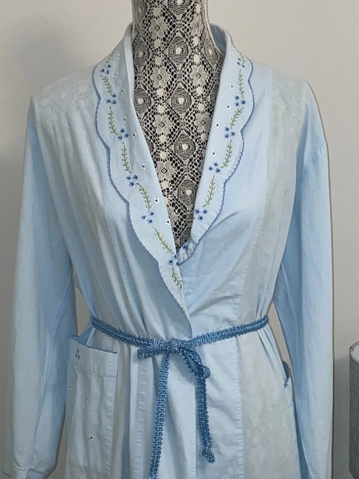 Miss Elaine Long Slv, Azul Claro 100% Algodón Tejido Bata Hasta el Tobillo 2 Bolsillos M Foto 2 de 4