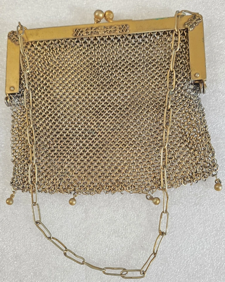 Antiguo monedero alemán de malla de malla de malla de correo de cadena de diseño intrincado de latón plateado con colgantes Foto 3 de 4