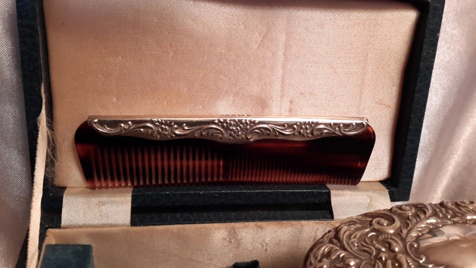Juego de pinceles y peines plateados en caja con sello con etiqueta Broadway & Co Birmingham Foto 3 de 4