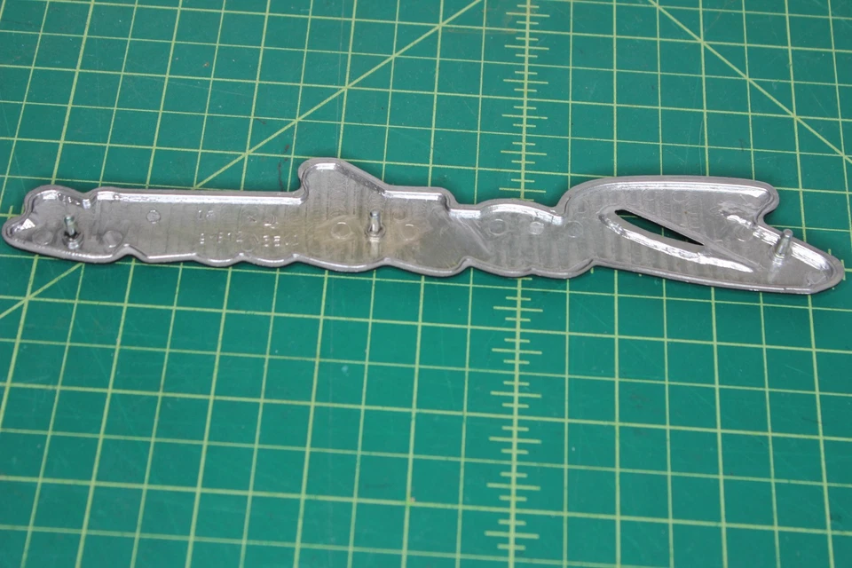 Insignia emblema trasero escotilla tapa cubierta genuina Datsun 240Z "Datsun" 1970-1973, nuevo de fábrica OEM Foto 3 de 4