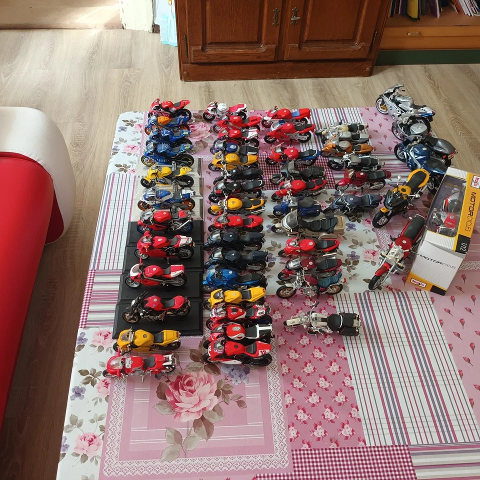 Modellmotorrad Sammlung insgesammt 52 Stück In Maßstab 1/18 und 1/12 - Bild 3 von 4