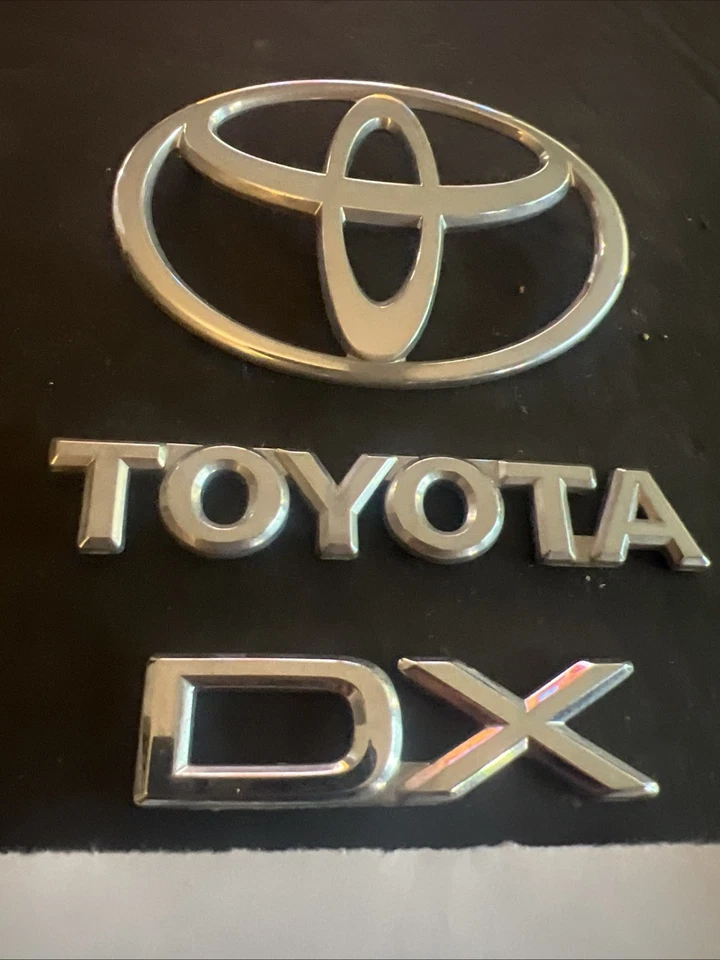 98 99 00 01 02 TOYOTA COROLLA DX CROMO EMBLEMA TRASERO LOGOTIPO INSIGNIA SÍMBOLO CONJUNTO OEM Foto 3 de 4