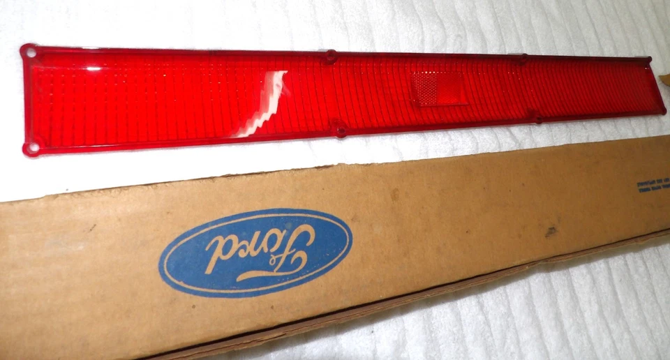 1969 Lincoln Continental Sedan Coupe NOS LH REAR TAIL LAMP LIGHT LENS - Image 4 of 4