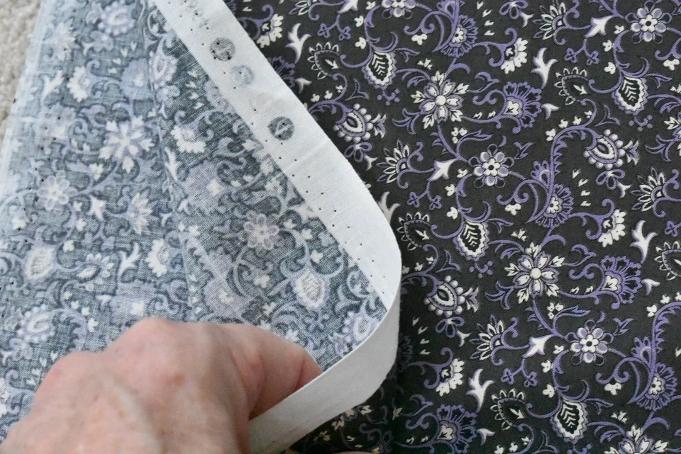 Por 1/2 yarda, lavanda y crema floral sobre edredón gris algodón, Windham/Krueger, M7143 Foto 4 de 4