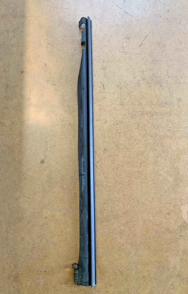 Внутреннее уплотнение уплотнительной полоски переднего левого окна для Land Rover Range Rover 1995-2002 годов выпуска от оригинального производителя - Изображение 2 из 4