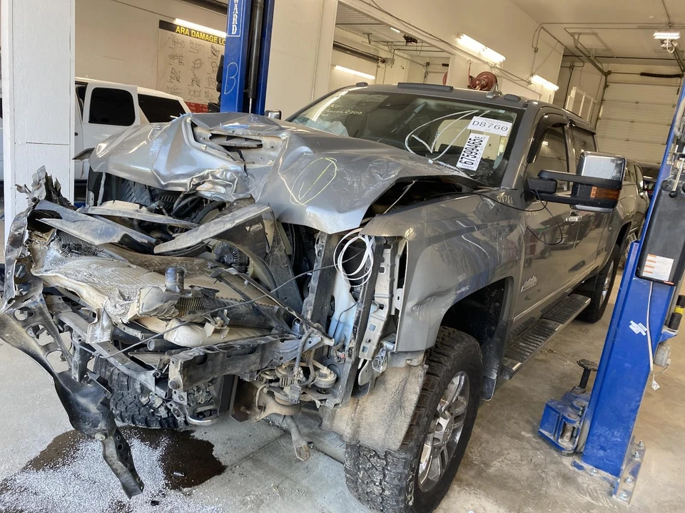 Espejo retrovisor interior delantero central usado se adapta a: Chevrolet Silverado 2500 2017 Foto 2 de 4