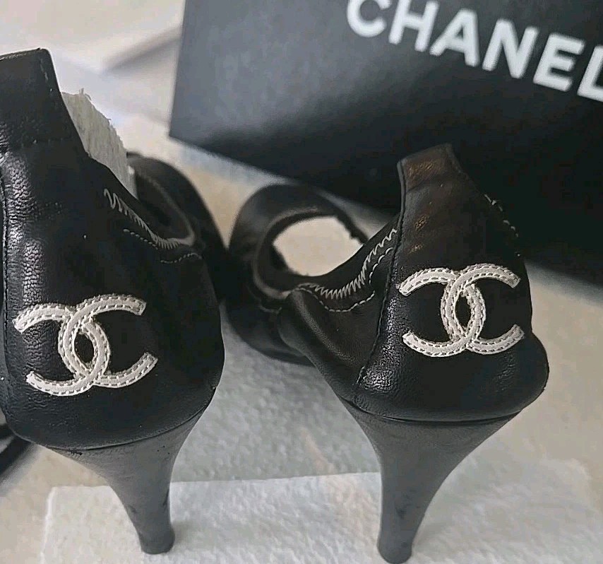 Authentic Chanel Leather Escarpin Cap Toe Pumps CC Logo Size 37.5 Black White thumbnail 4