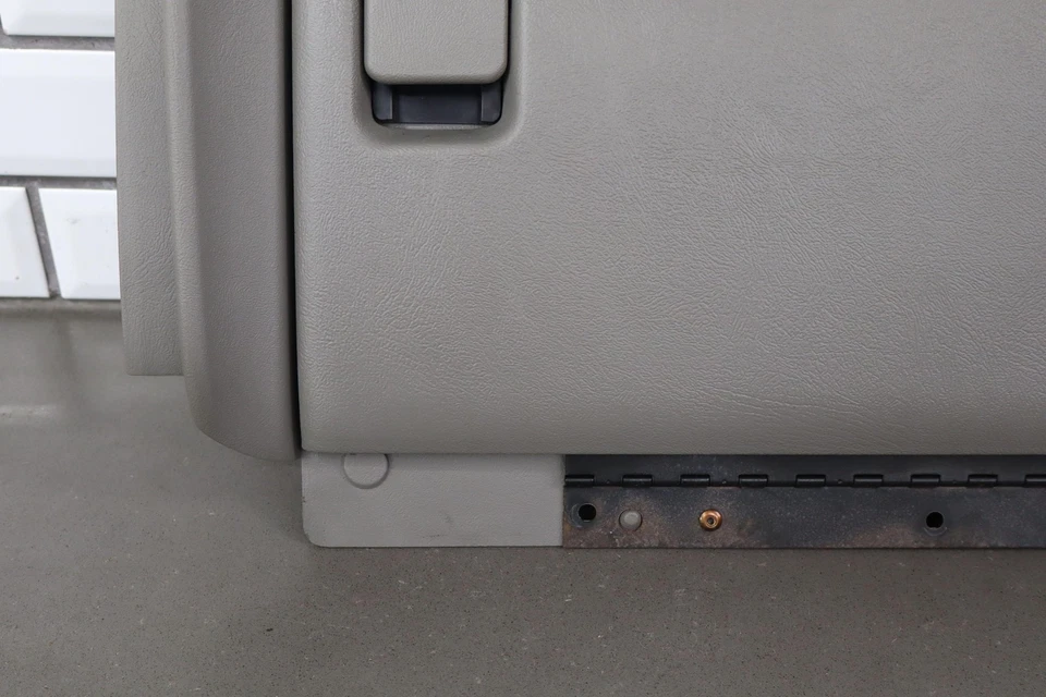 03-07 Chevy Silverado 2500HD compartimento caixa de luvas com painel surround cinza 922 - Imagem 3 de 4