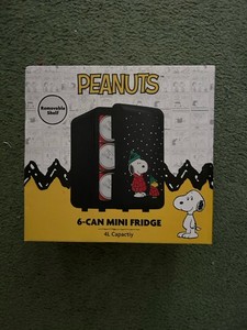 Peanuts Snoopy Puffer Jacket Puffy 6 Can Mini Portable Fridge New 4L