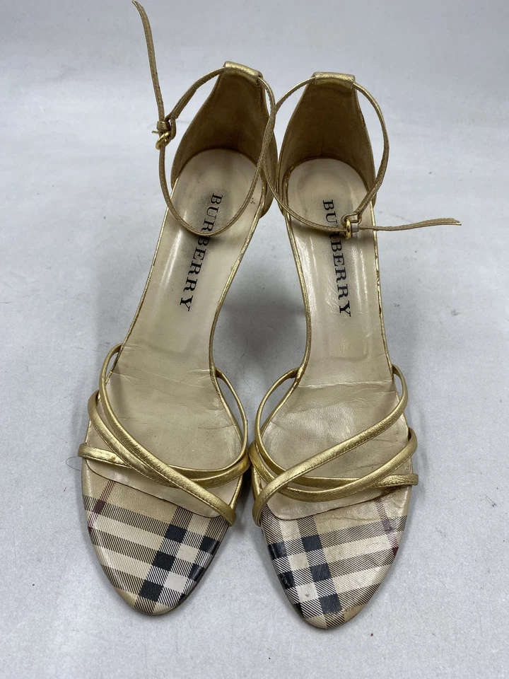 Tacón de aguja de cuero a cuadros dorados Burberry con tiras altas W 8,5 Foto 2 de 4