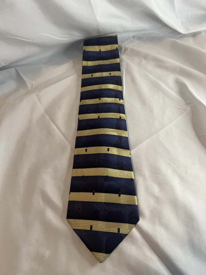 Corbata Crestview azul/dorado a rayas/geométrica 100 % seda 59"x3,75" Foto 4 de 4