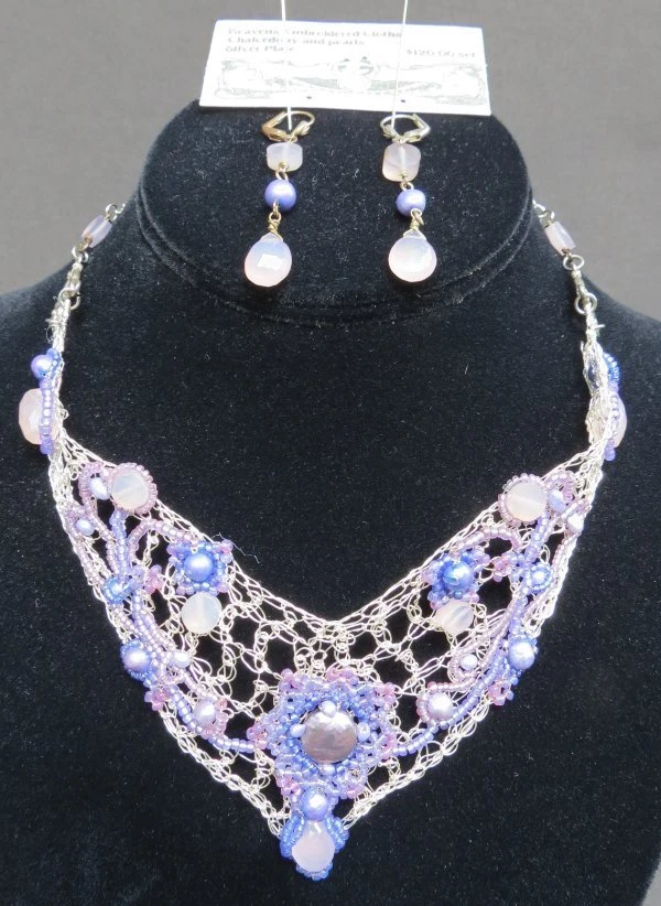 Colar Gargantilha Prato de Prata Calcedônia e Pérolas $120 + Conjunto de Brincos Gota na Caixa - Imagem 3 de 3