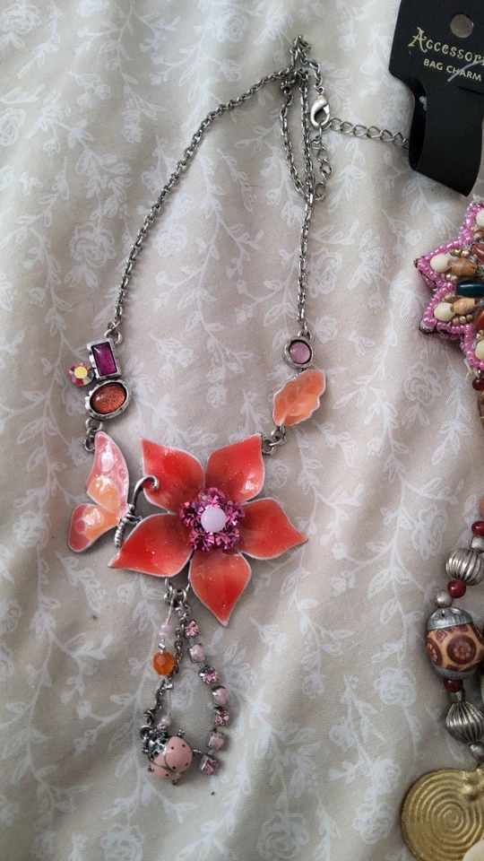 Dije y collar bolsa accesorios Foto 3 de 4