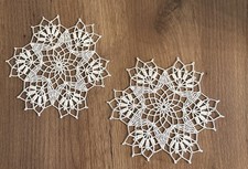 2 kleine H&auml;keldeckchen in cremewei&szlig;, 17,5 cm, Handarbeit