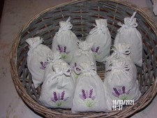 Gros sachet en toile blanche brodée, rempli de lavande bio, récoltée 2025