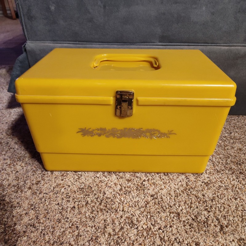 Vtg Large Plastic Gold Sewing Box 14"x8.5"X8" with Removable Tray. Made In USA.