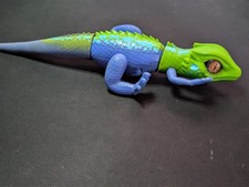 ROBO ALIVE ZURU Lucertola Robotica Lurking Lizard, Giocattolo A Batteria Con Sensore Di Movimento, Occhi E Coda In Gomma Morbida, Colori Misti