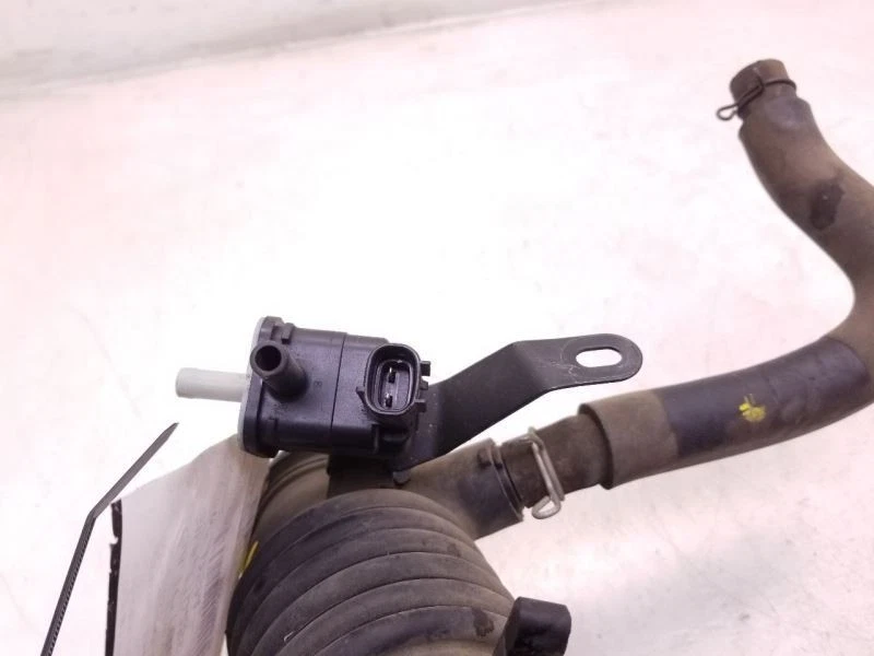 Toyota Yaris 2007 1,5 L 4 cilindros filtro de aire tubo resonador montaje  Foto 4 de 4