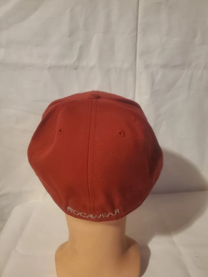 Sombrero ajustado Rocawear talla 7 3/4 rojo bordado logotipo metal insignia R Y2K Foto 3 de 4