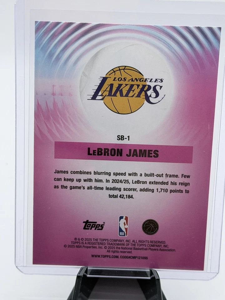 Tarjeta deportiva individual LeBron James Topps 2025 Sonic Boom Foto 2 de 2
