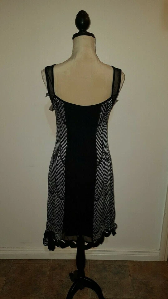 Hermoso Vestido Negro Gris Patrón con Correas Detalladas y Dobladillo. Boda 12/14 Foto 3 de 4