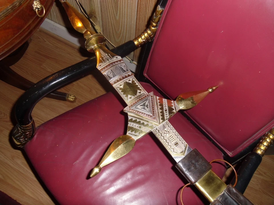 Antigua espada cermonial de latón macizo 48 x 18 grabada a mano plata cobre cuero Foto 2 de 4