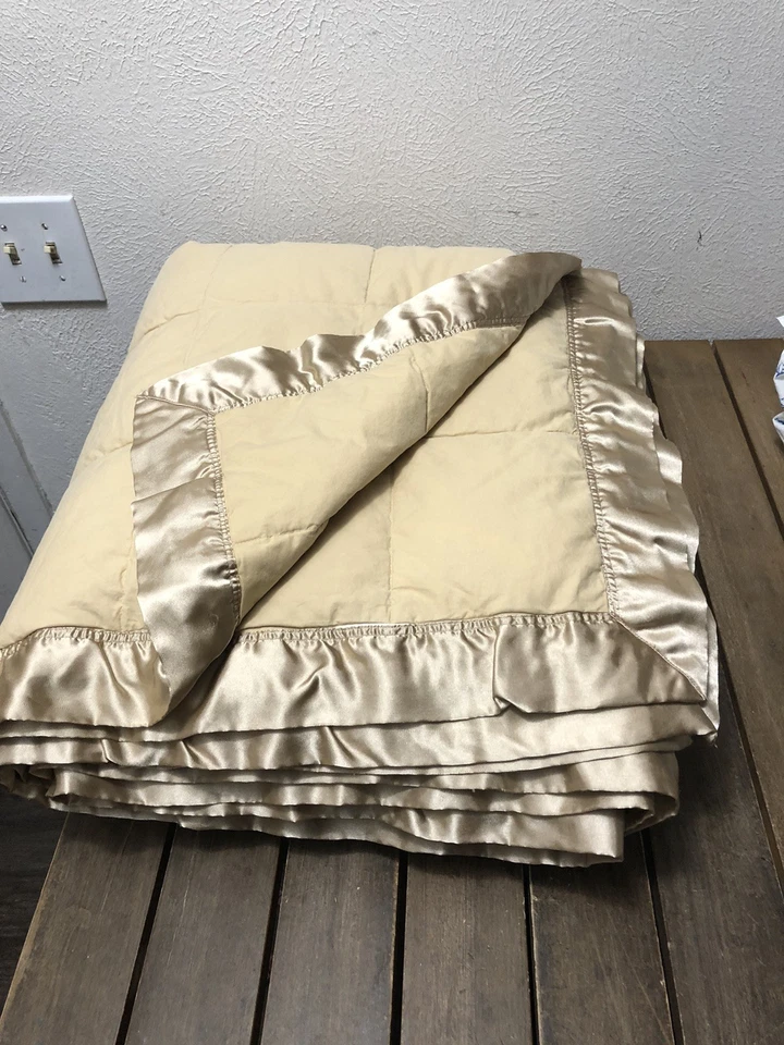 "Caja de manta ALT acolchada acolchada acolchada con borde satinado Q/King 106x86"" usada en excelente estado" Foto 4 de 4