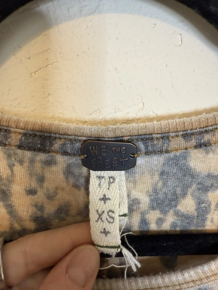 Camiseta para mujer We The Free Free People XS boho estampado de leopardo manga corta cuello redondo Foto 3 de 4