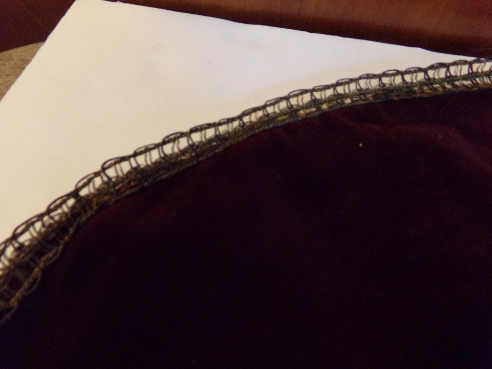 ANTIQUE RED VELVET EMBROYDERED KNIGHT WITH LACE EDGE 33X13 - Изображение 4 из 4