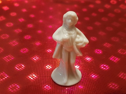 Beautiful tiny old porcelain figurine lovely condition. L44q